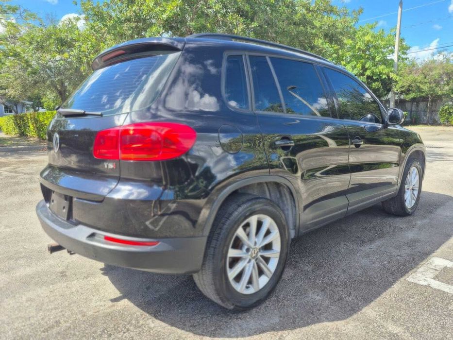 Volkswagen Tiguan S      2017