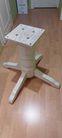 Używany okrągły stół drewniany z 4-ma krzesłami z drewna.