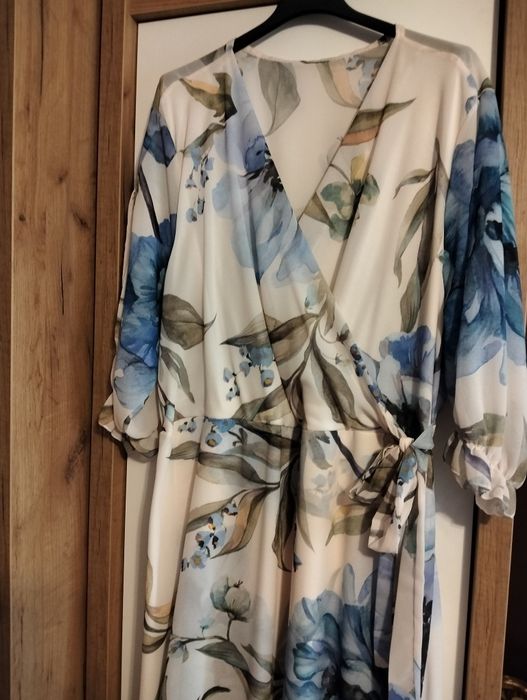 Sukienka w kwiaty plus size 50/52