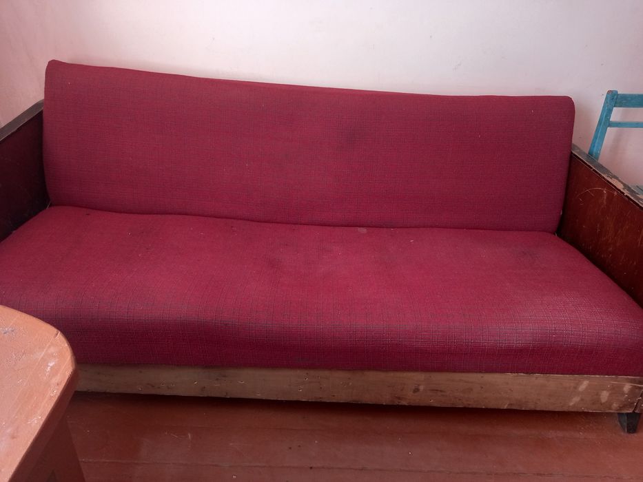 Диван червоного кольору