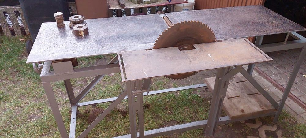 Heblarka, piła tarczowa i frezarka w jednym, Stół