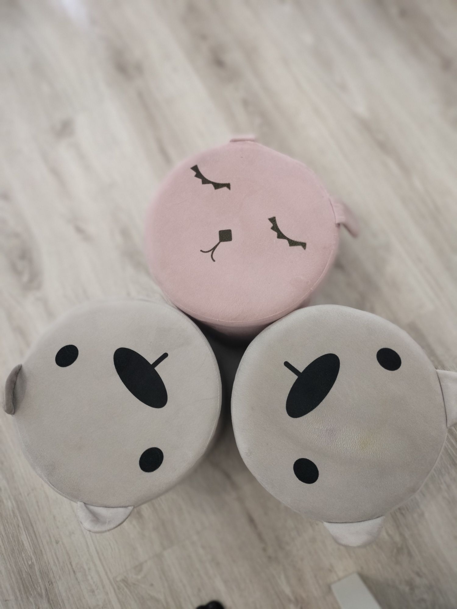 Stolik IKEA+3 pufy