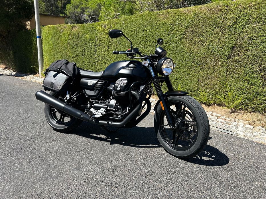 Moto Guzzi V7  ||| Stone