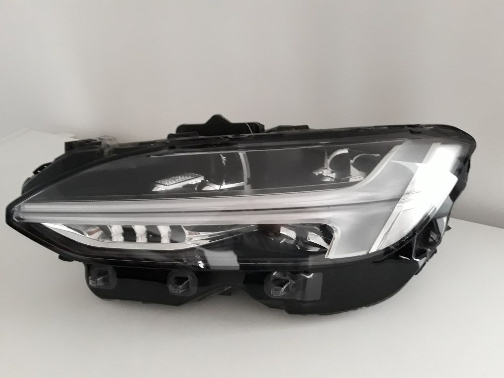 Faról  Volvo V90 e S90
