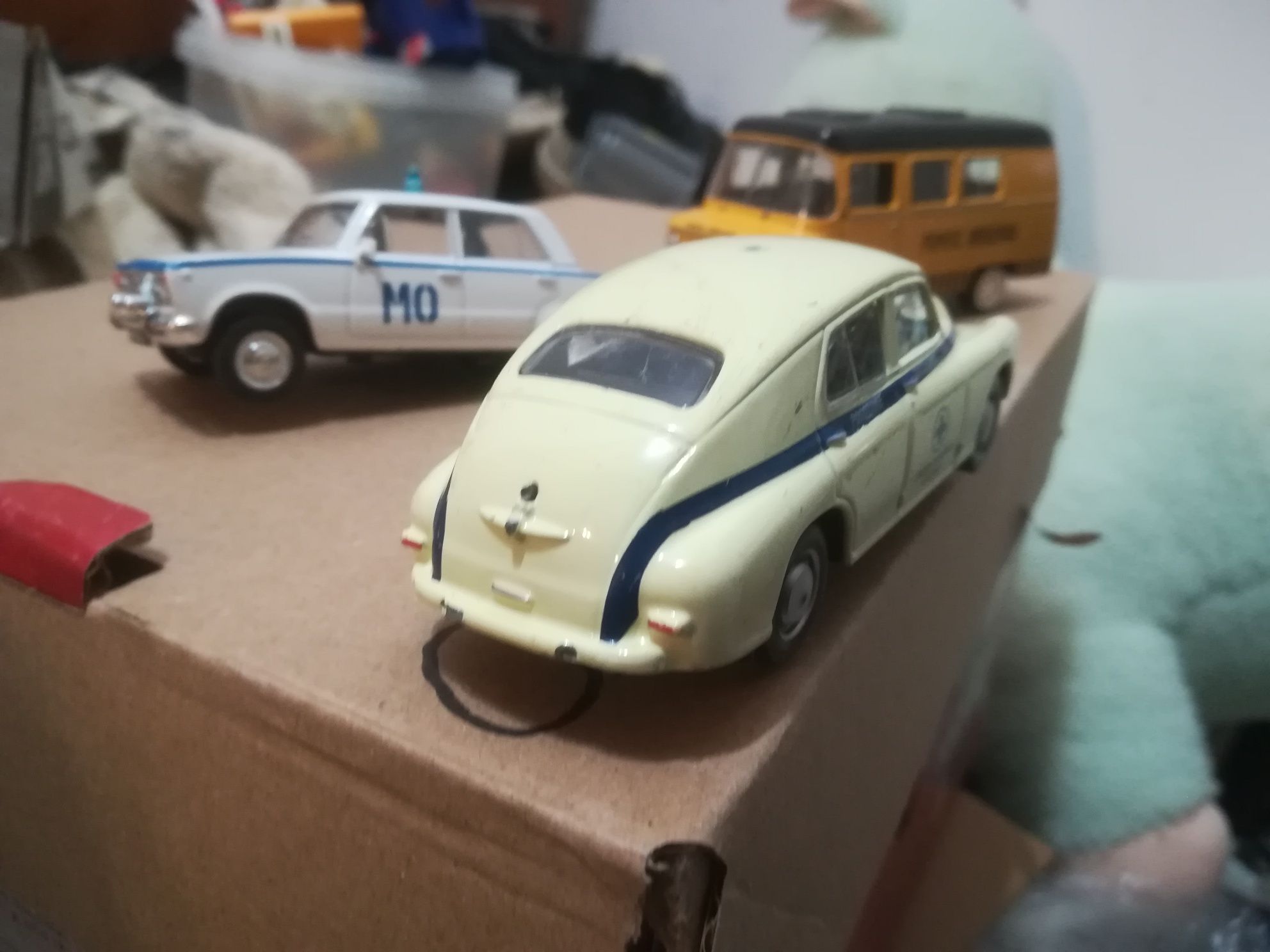 Dwa modele samochodów sanitarek karetek Warszawa deagostini 1:43