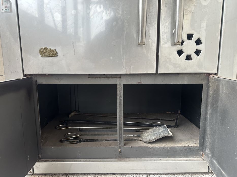 Forno a lenha.