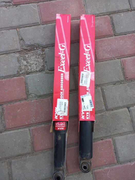 Задні амортизатори KYB авто RAF 4 2013-2018р.в. в відмінному стані