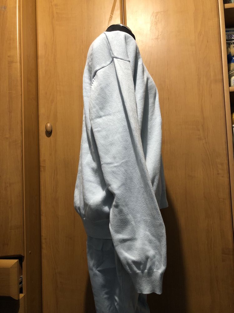 Błękitny bawełniany męski sweter dlugi rekaw w serek rozmiar 2XL