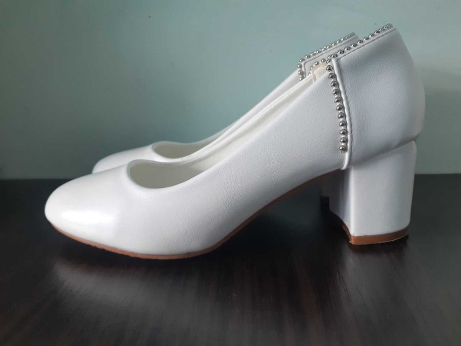 Білі туфлі, практично нові