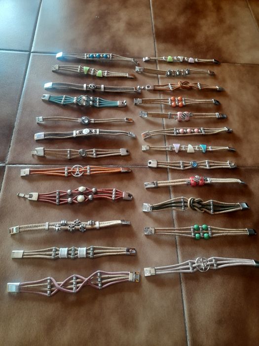 Pulseiras e fios e brincos em cortiça