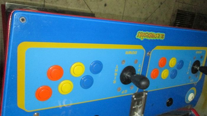 Máquina de jogos frente vermelha e azul com 2800  jogos como nova