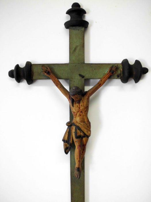 lindo antigo crucifixo em madeira