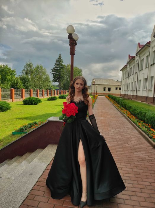 Продам випускну сукню з пір'ям