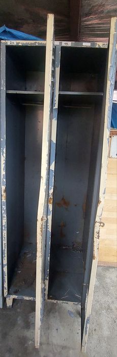 Шкафчик металевий.