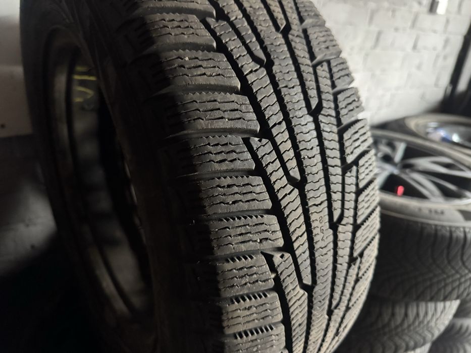 Продам зимову гуму NOKIAN 215/60/16