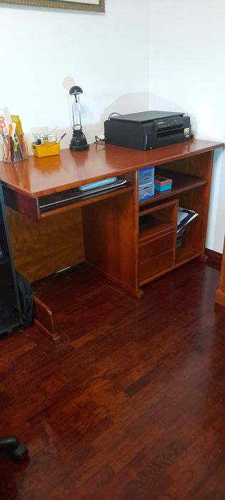 Vende-se secretária em cerejeira