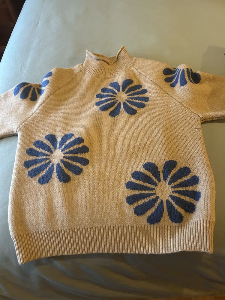 Camisola bege com motivos azuis