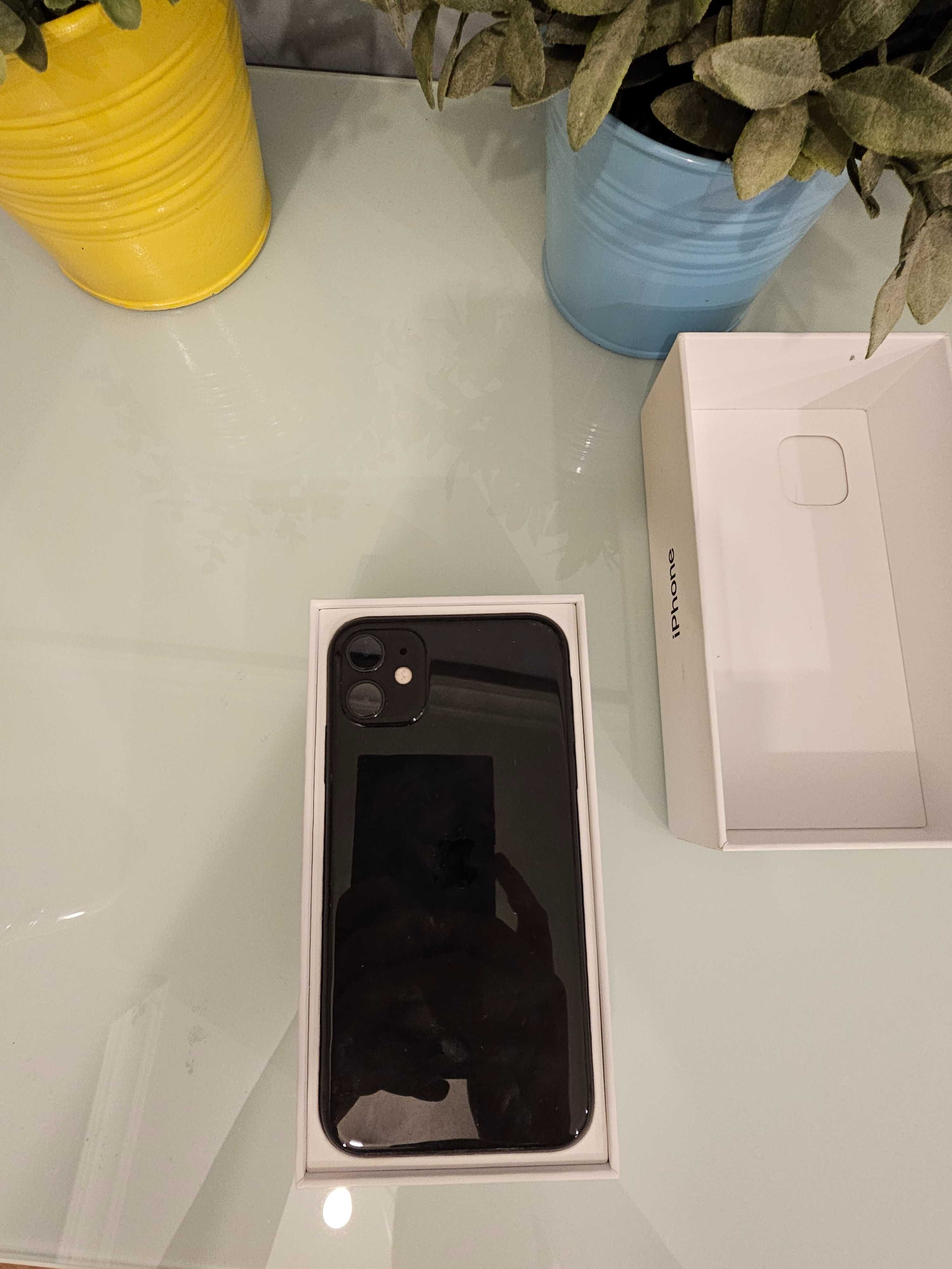 Iphone 11 (Czarny, 128GB) w zestawie z obudowami (szt: 6) - używany