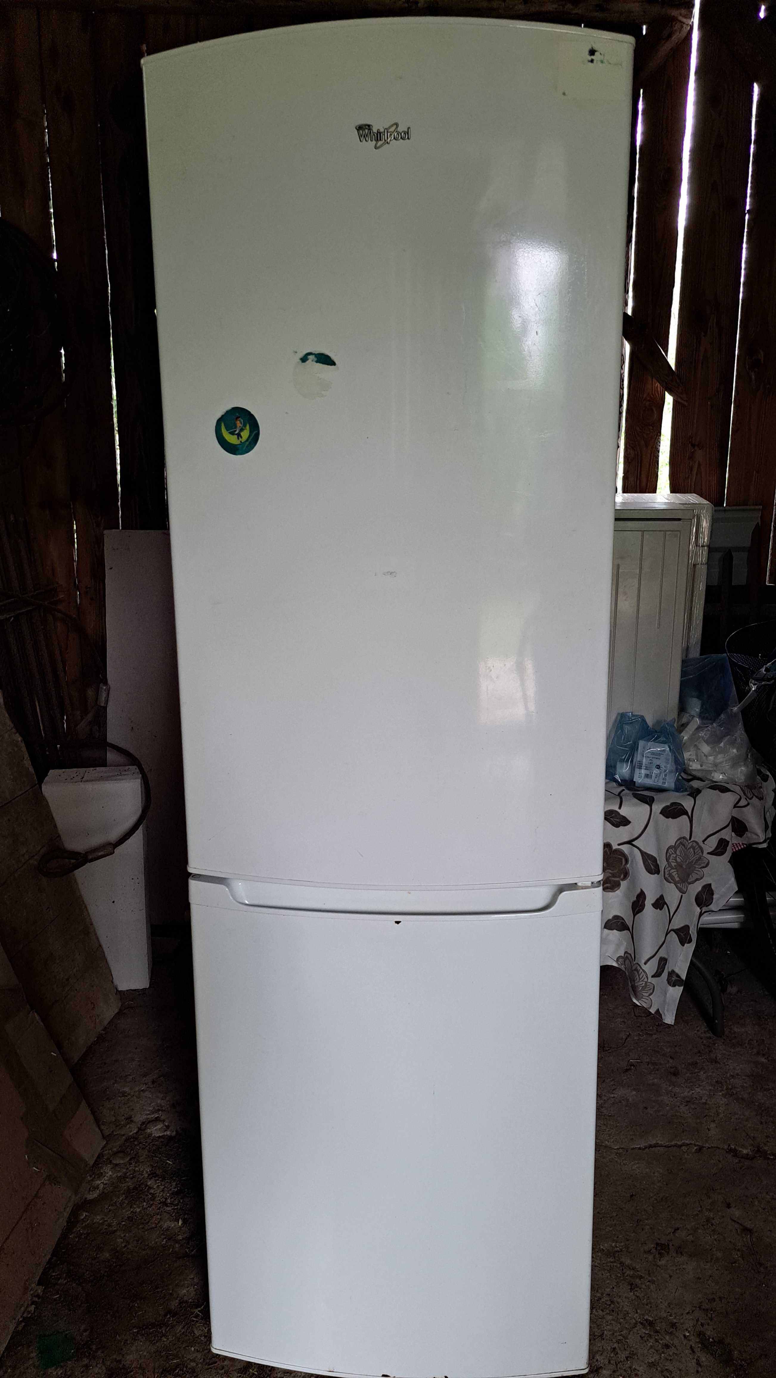 Lodówka Whirlpool WBE3411 10 letnia, uszkodzona (ma kompletne półki).