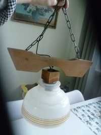 stara lampa wisząca z drewnianym elementem