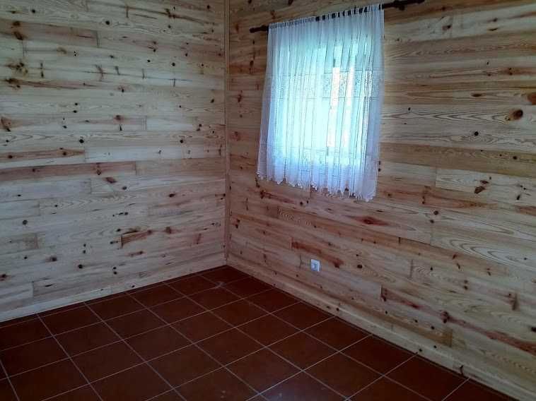 Arrenda-se moradia com 2 quartos