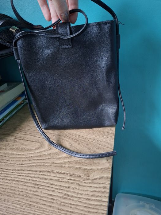 Mała czarna torebka listonoszka złote elementy