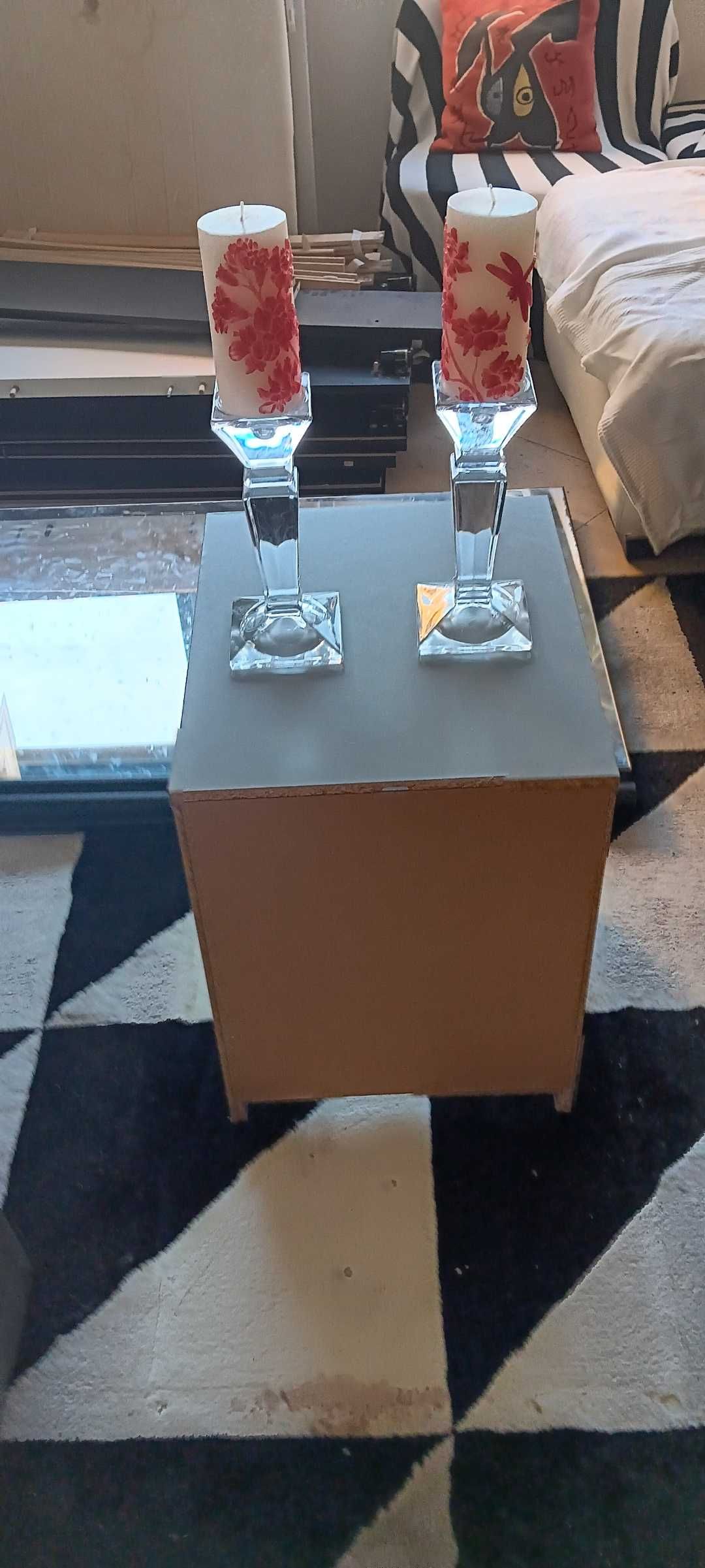 2 Candelabros em vidro com velas adornadas