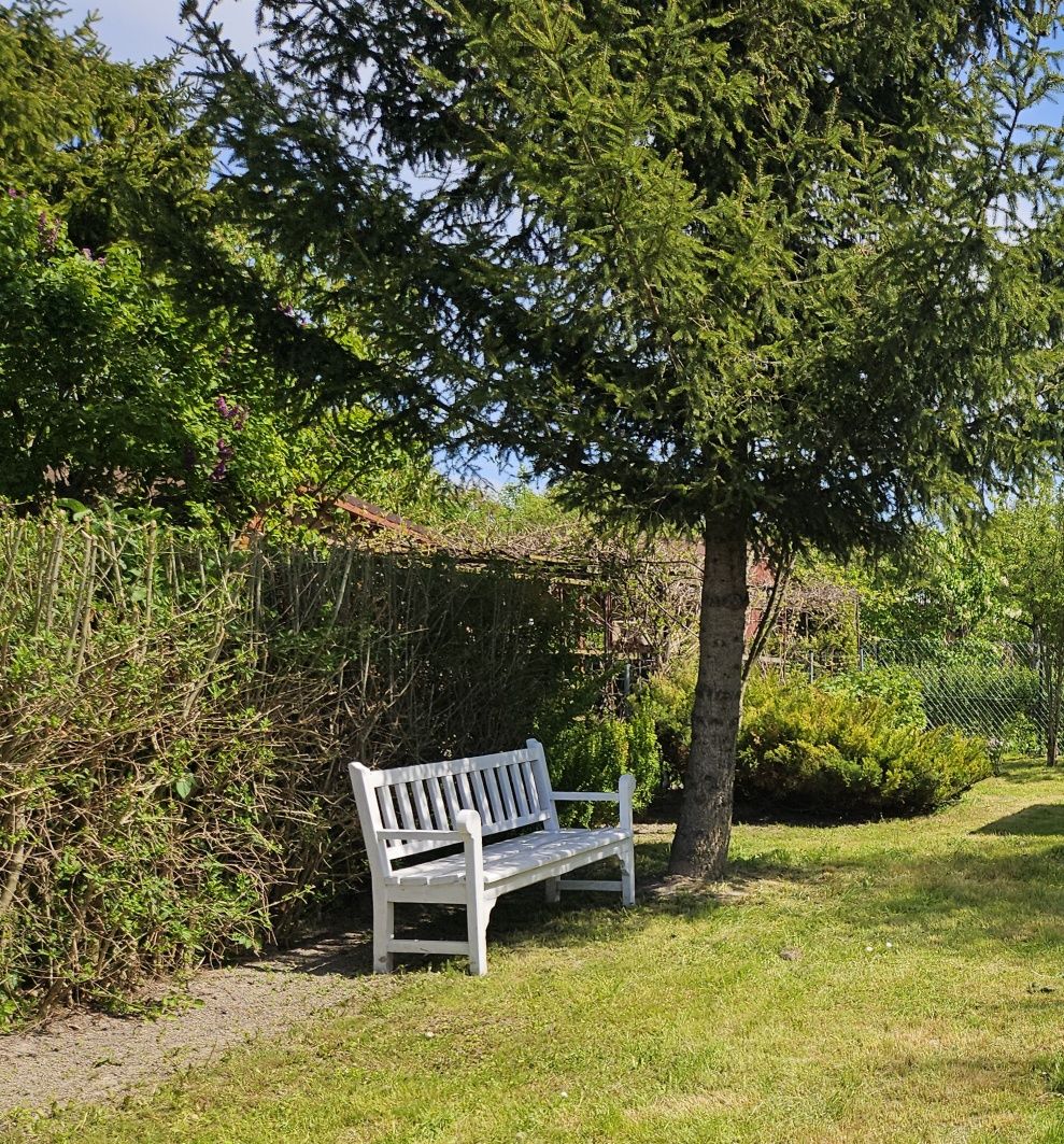 Stylowa ławka ogrodowa drewniana biała