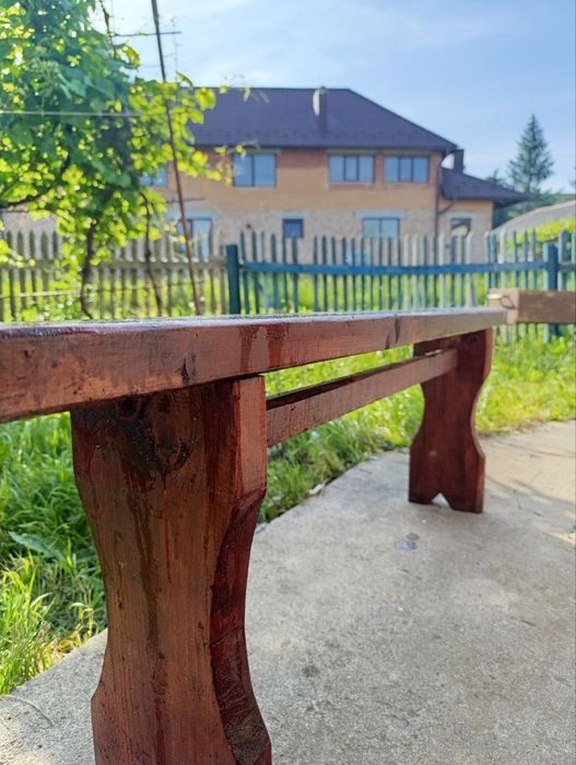 дерев'яна лавка.