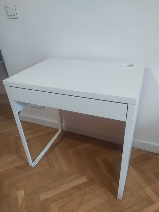 Białe biurko Ikea MICKE