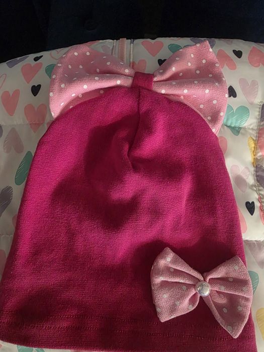 Dwie czapeczki dla dziewczynki