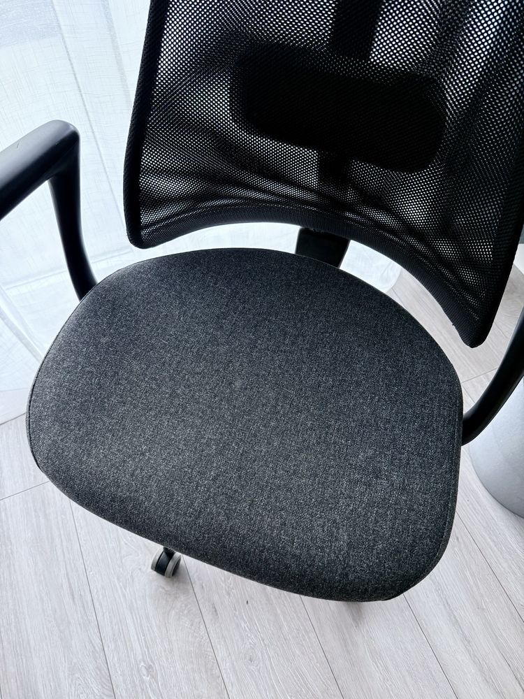 Krzesło IKEA Jarvfjallet czarne, stan b.db, miekkie siedzisko