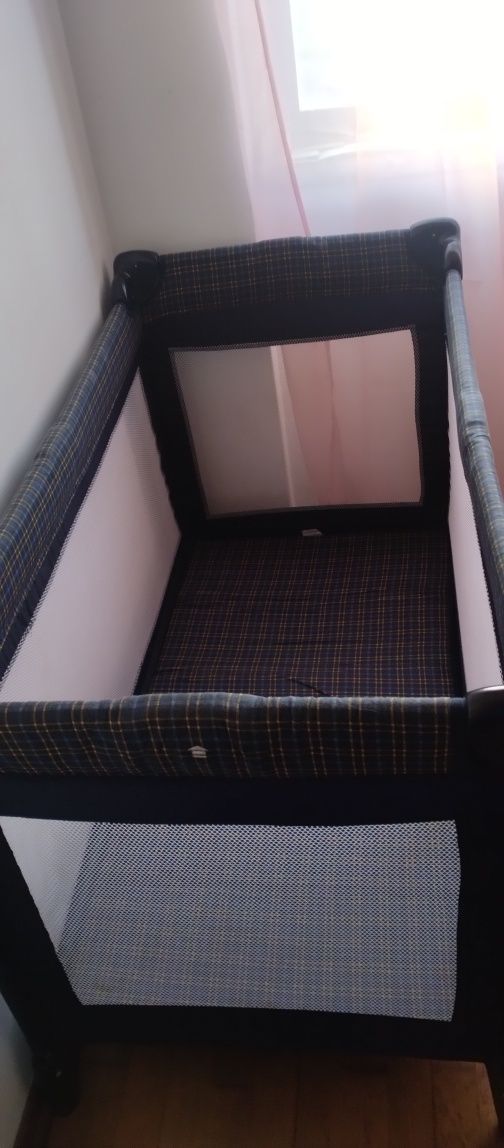 Parque cama bebê até 2/3 anos.