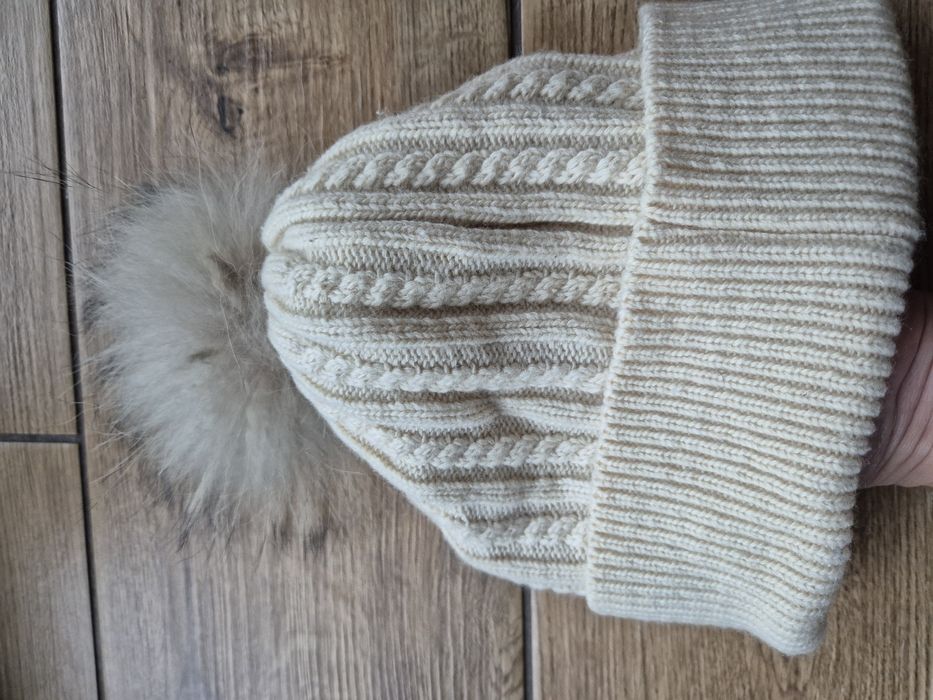 Beżowa czapka zimowa z pomponem