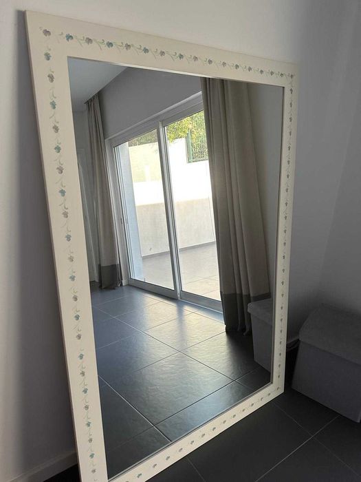 Espelho e sofa bonito e boa qualidade.