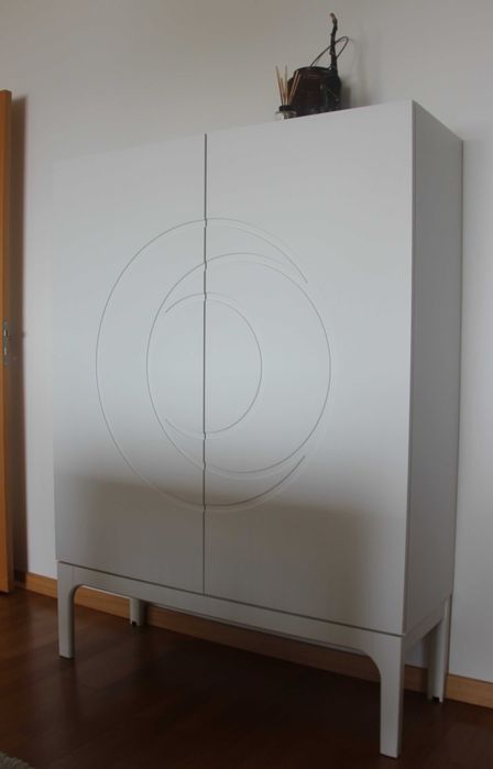 Aparador Vertical Branco – Elegância e Funcionalidade