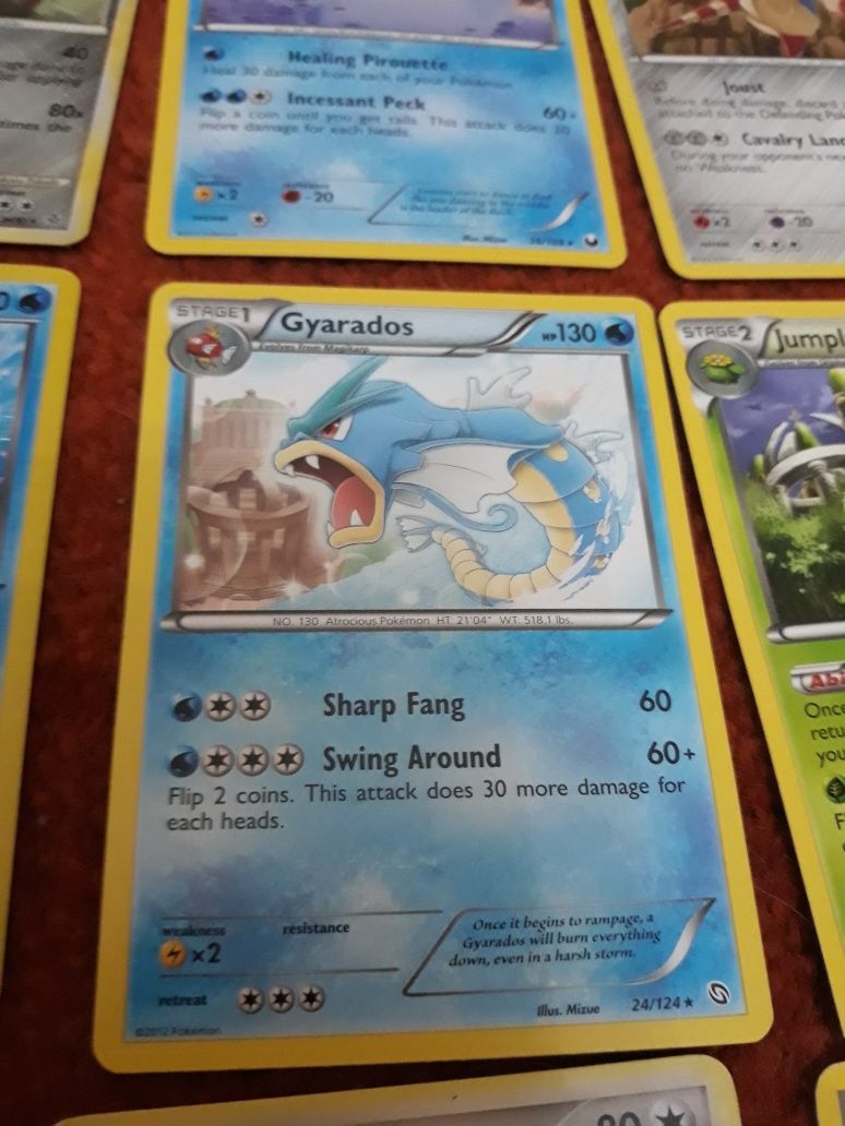 Cerca de 2500 cartas Pokemon todas diferentes, vários sets