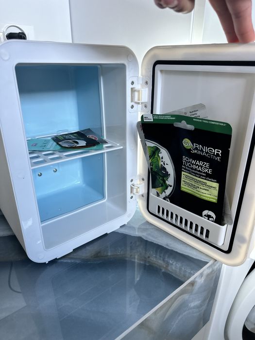 Lodówka na kosmetyki z lustrem led , chłodzi lub grzeje