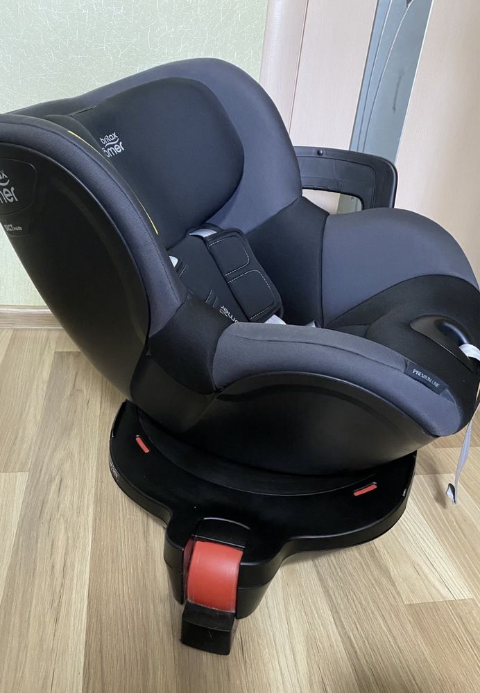 Автокресло Britax-Romer Dualfix M-I size с 3 мес.до 4 лет, поворотное