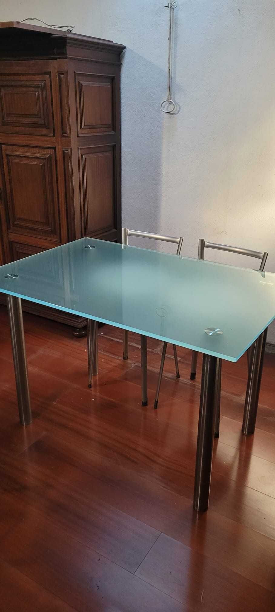 Mesa de cozinha de vidro e conjunto de quatro cadeiras