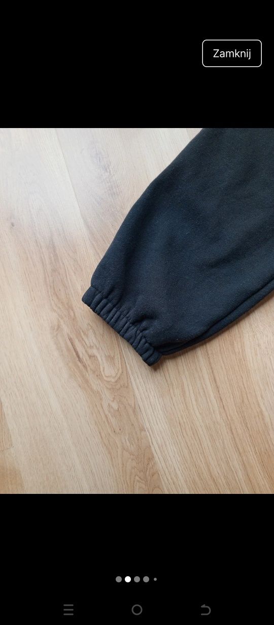 Dresowe czarne spodnie firmy Pull & Bear rozmiar S.