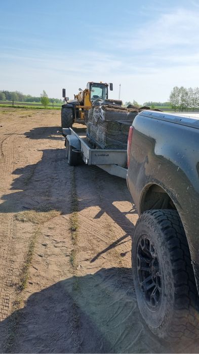 Trawnik z rolki równanie terenu niwelacja ziemia