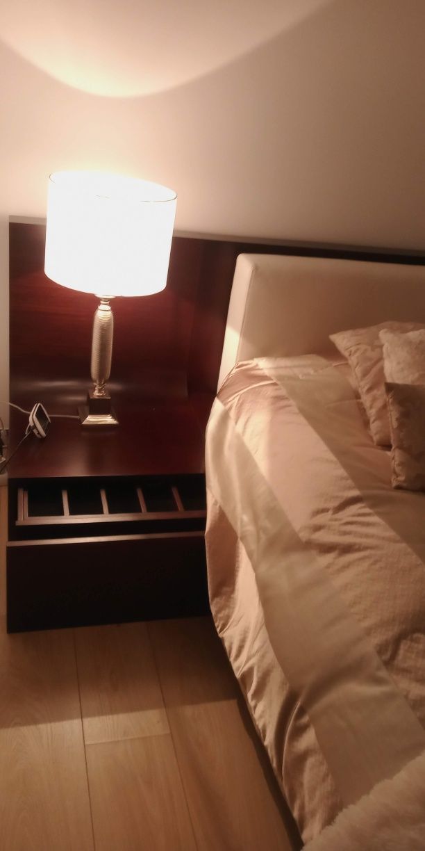 Cama de casal e mesas de cabeceira