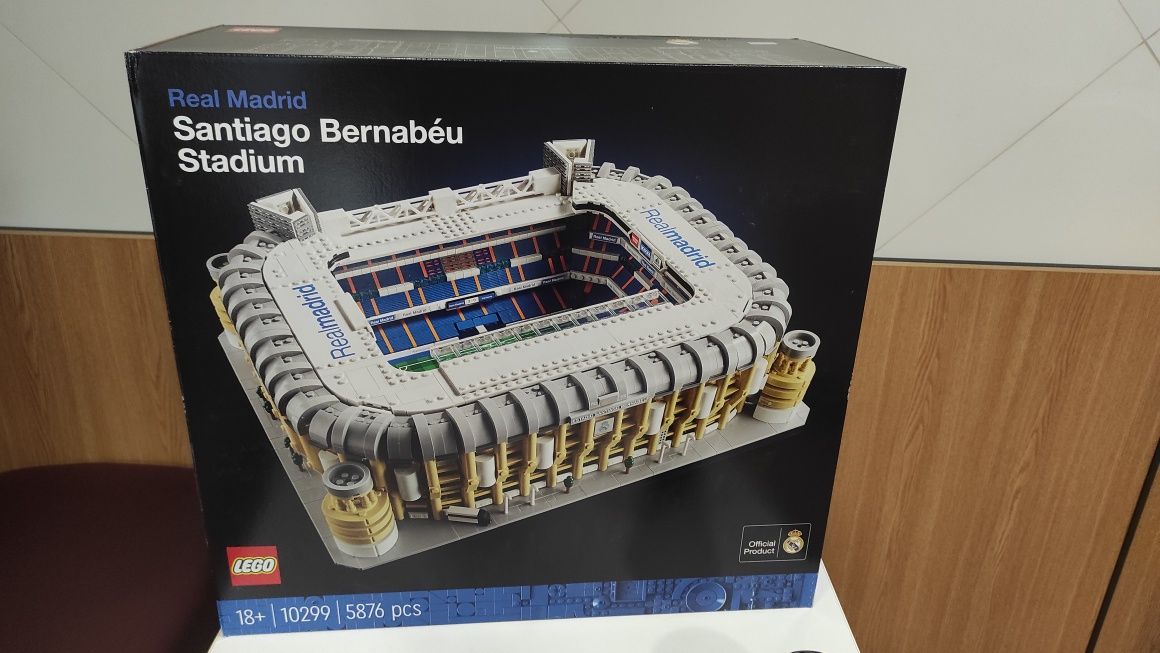 Конструктор LEGO ICONS 10299 стадион ФК Реал Мадрид (5876 деталей)