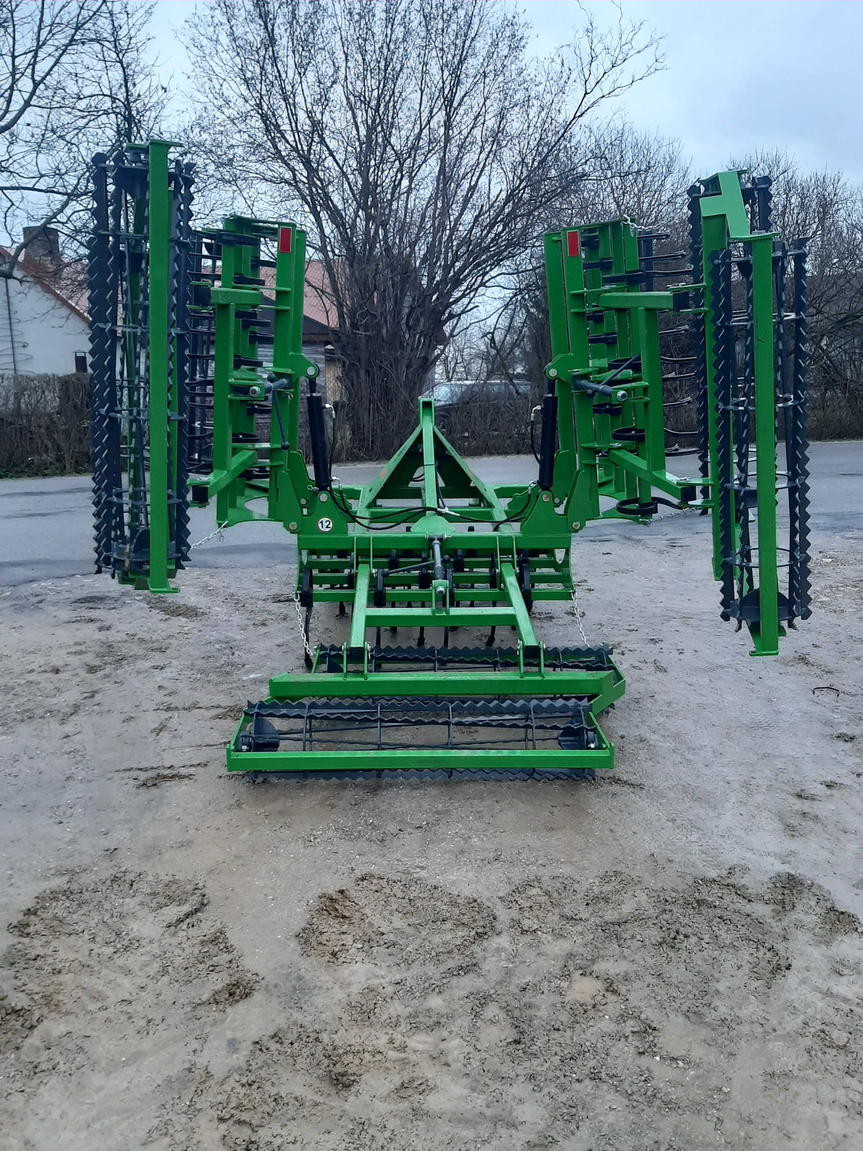 agregat uprawowo przedsiewny/4 rzędy zębów składany hydraulicznie