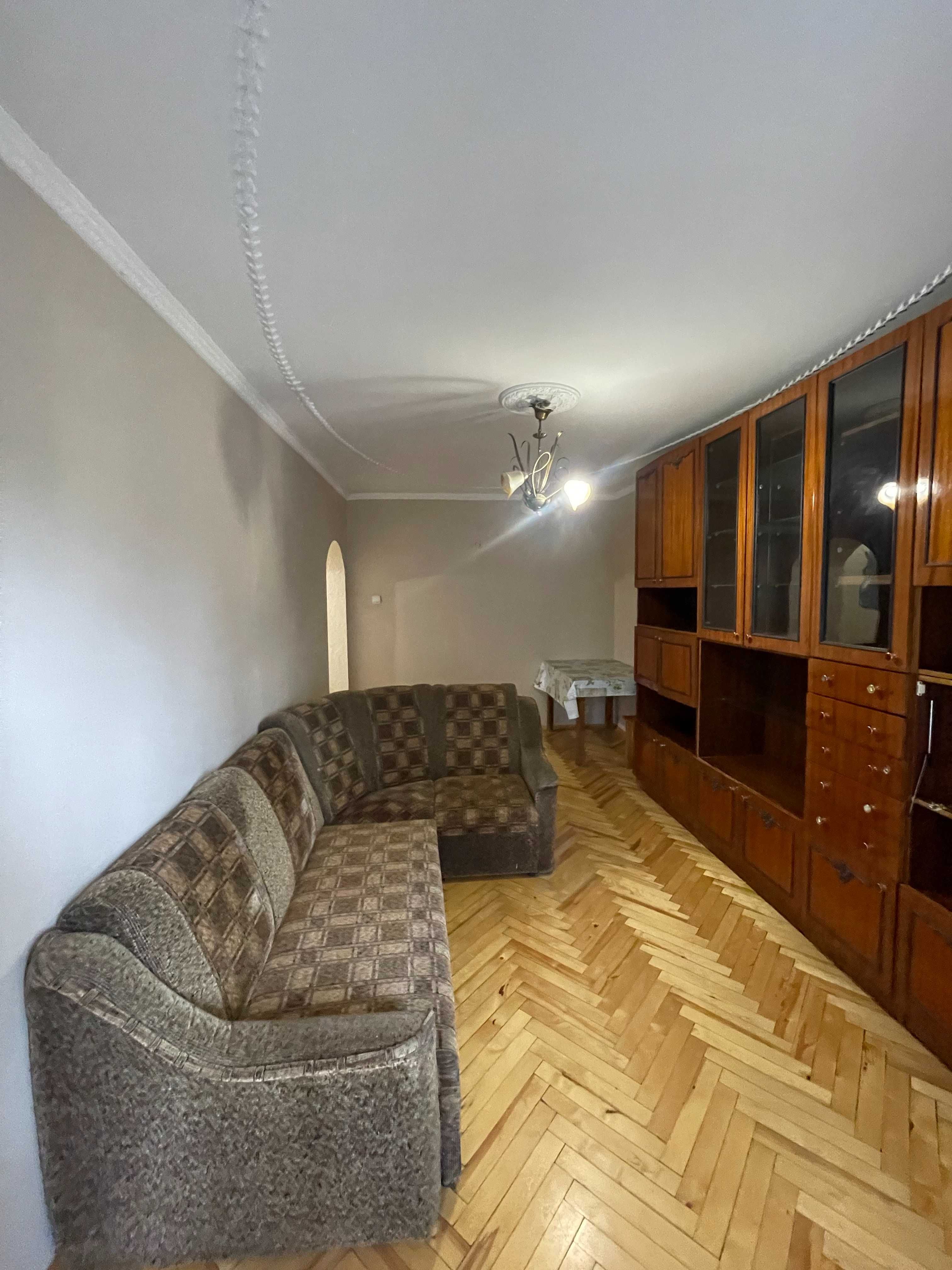 Продаж 2кім квартири по вул Роксоляни 55тис уо