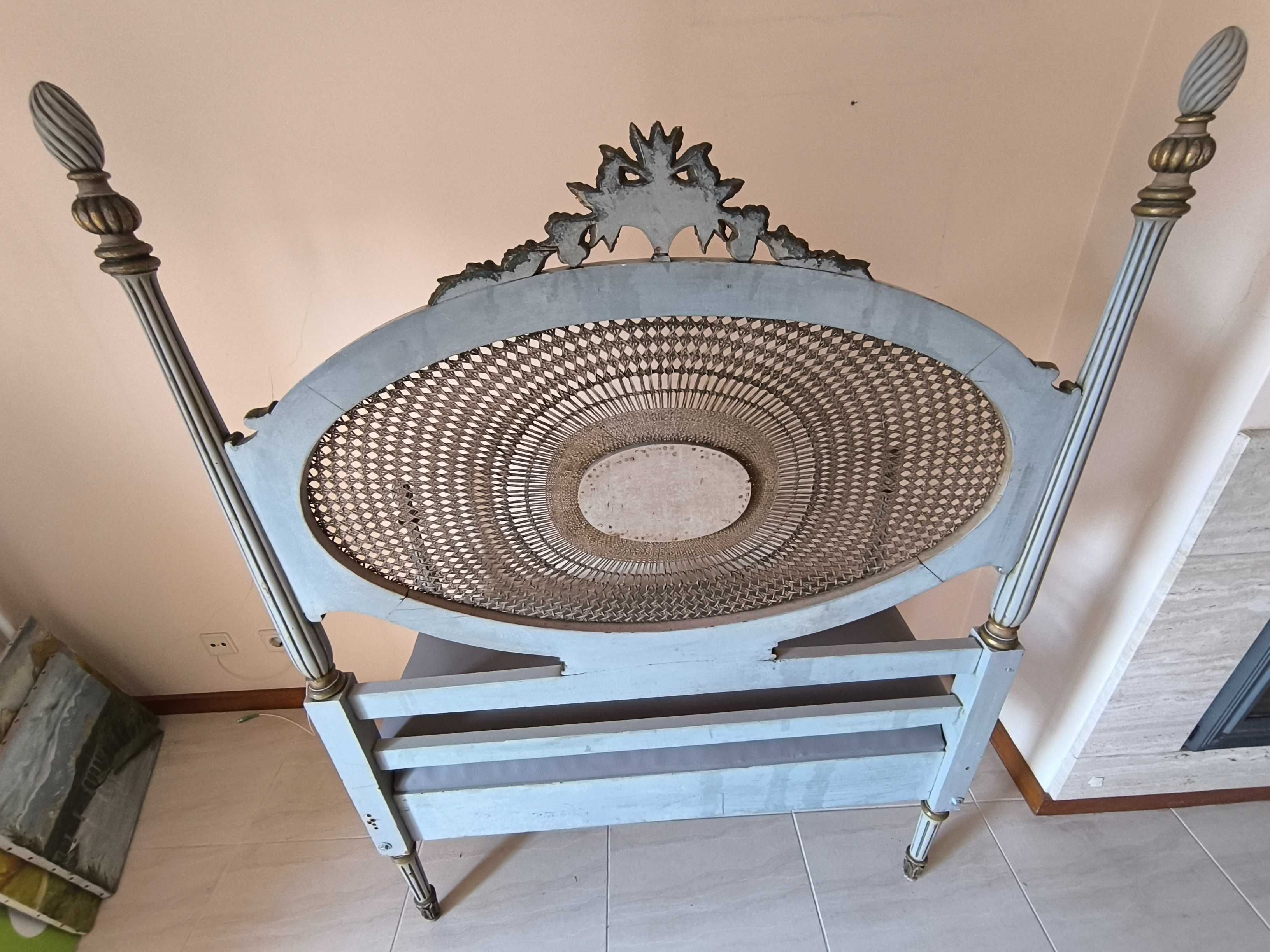 Banco modelo Luís XV cinza com talha dourada e Rattan