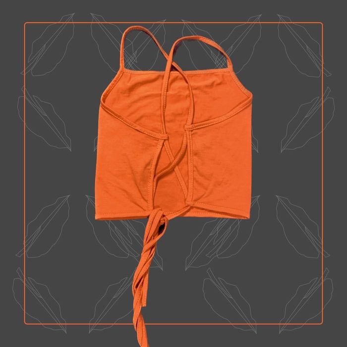 топ з голою спинкою