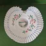 Grande centro de mesa em vidro opalino com folhos