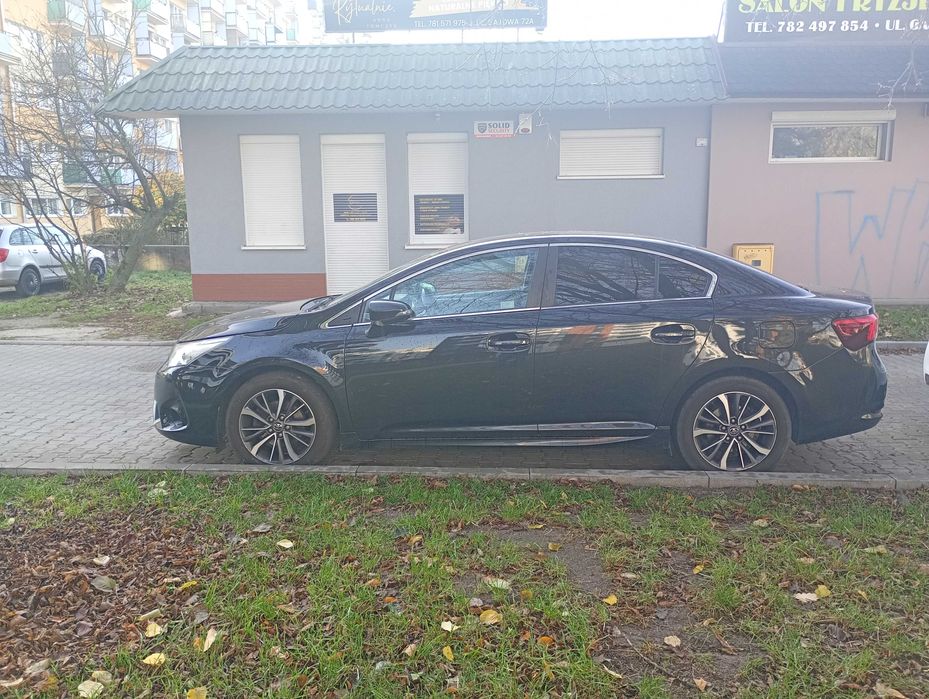 Toyota Avensis salon polska wersja prestige